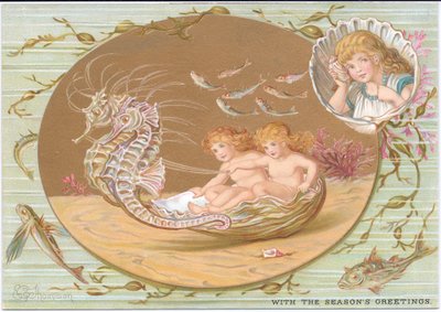 Una tarjeta navideña victoriana de dos bebés acuáticos montados en un carro de conchas marinas tirado por un par de caballitos de mar, todo ello rodeado de algas y peces. También una niña, enmarcada en una concha de vieira, con una concha marina en la orej de E. Gertrude Thompson