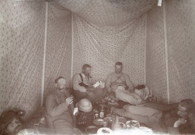 Miembros de la expedición de la Encuesta de Arabah relajándose en su tienda, 1883 de E. Gordon Hull