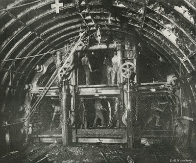 Excavando el túnel para el ferrocarril de Waterloo y City, c1897 de E. and S. Woodbury