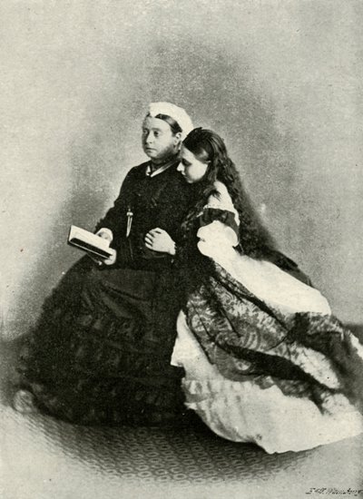 Su Majestad con la Princesa Beatriz, abril de 1871, c1897 de E. and S. Woodbury