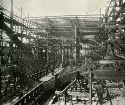 La construcción de un buque de guerra: un crucero de primera clase en progreso en los astilleros del Támesis, c1897 de E. and S. Woodbury