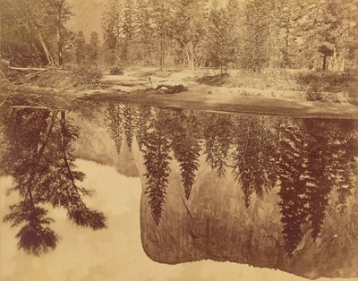 Tutokanula.  Valle del Yosemite.  (El Gran Jefe) - "El Capitán" - Reflejado en el Merced. de Eadweard J. Muybridge