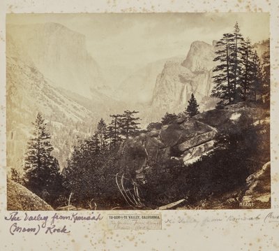 Valle de Yo-Sem-i-te, California. El valle desde la roca Komah (Luna) de Eadweard J. Muybridge