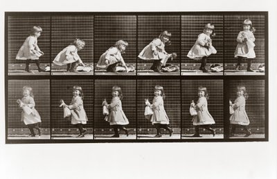 Niño jugando con muñeca, Placa 481 de Animal Locomotion de Eadweard Muybridge
