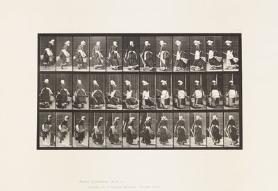 Placa 107. Girando para subir escaleras, cubo de agua y escoba en manos de Eadweard Muybridge