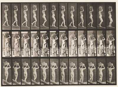 Placa 123. Descendiendo una pendiente, cesta de 20 libras en la cabeza, manos levantadas de Eadweard Muybridge