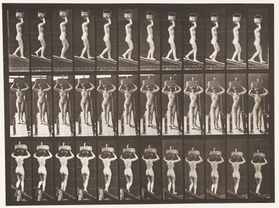 Placa 124. Bajando una pendiente, cesta de 20 libras en la cabeza, manos levantadas de Eadweard Muybridge