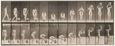 Placa 224. Agachándose y Levantando una Jarra de Agua a la Cabeza de Eadweard Muybridge