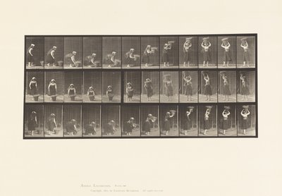 Placa 230. Levantando una cesta de 30 lb del suelo a la cabeza, girando, 1885 de Eadweard Muybridge