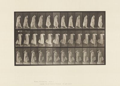 Placa 37. Caminando, mano izquierda sosteniendo el vestido, mano derecha en la cara de Eadweard Muybridge