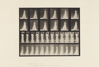 Placa 39. Caminando, manos ocupadas en tejer, 1872-1885 de Eadweard Muybridge