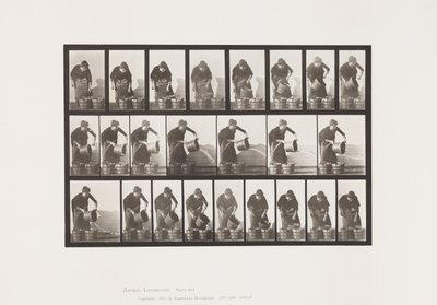 Placa 403. Vaciando un cubo de agua de Eadweard Muybridge