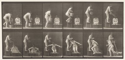Placa 406. Dos Modelos, 8 Vertiendo Cubo de Agua sobre 1 de Eadweard Muybridge