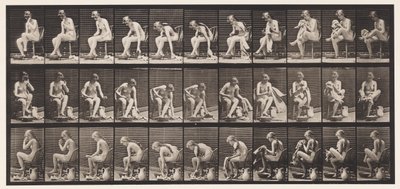 Placa 411. Levantando una toalla mientras está sentado y limpiándose los pies de Eadweard Muybridge