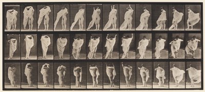 Placa 416. Aseo, poniéndose el vestido de Eadweard Muybridge