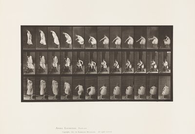 Placa 423. Aseo; Poniéndose las Botas y Levantándose de la Silla de Eadweard Muybridge