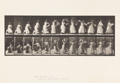 Placa 424. Aseo; Levantándose de la Silla y Poniéndose el Chal, 1885 de Eadweard Muybridge