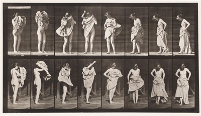 Placa 425. Aseo, Poniéndose el Vestido y Girando, 1872-1885 de Eadweard Muybridge