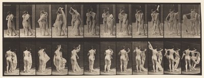 Placa 428. Aseo; Dos modelos, 1 desnudándose 8, 1872-1885 de Eadweard Muybridge