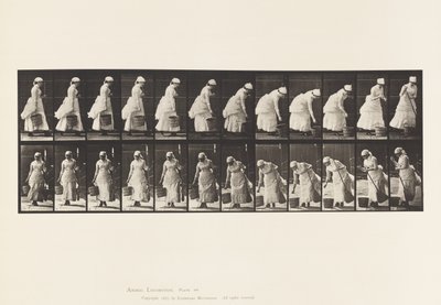 Placa 437. Dejando el cubo y preparándose para barrer de Eadweard Muybridge