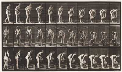Placa 446. Llenando una jarra en el suelo desde una jarra de agua de Eadweard Muybridge