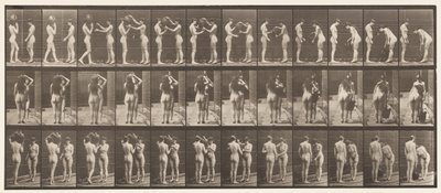Placa 447. Dos modelos, uno tomando una jarra de agua del hombro del otro de Eadweard Muybridge