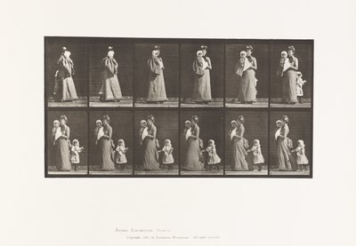 Placa 52. Caminando llevando a un niño, girando; otro niño (70) sujetándose al vestido de 9 de Eadweard Muybridge