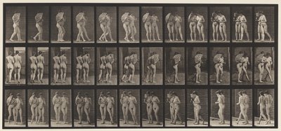 Placa 54. Caminando, dos modelos, uno coqueteando con un abanico, brazo con brazo de Eadweard Muybridge