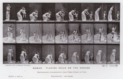 La Figura Humana en Movimiento: Mujer, colocando a un niño en el suelo de Eadweard Muybridge