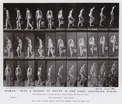 La Figura Humana en Movimiento: Mujer, con un cubo de agua en una mano, subiendo escaleras de Eadweard Muybridge