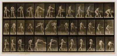 Mujer vaciando un barreño de agua, del libro Animal Locomotion de Eadweard Muybridge