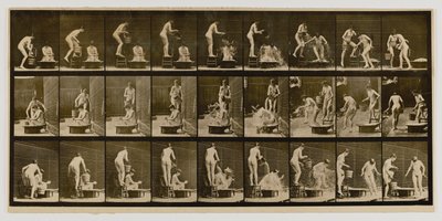 Mujer vertiendo agua sobre la cabeza de otra mujer, del libro Animal Locomotion de Eadweard Muybridge