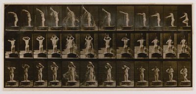 Mujer echándose agua por la cabeza, del libro Animal Locomotion de Eadweard Muybridge