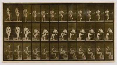 Mujer sentada, piernas cruzadas, bebiendo de una taza de té, del libro Animal Locomotion de Eadweard Muybridge