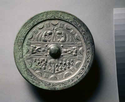 Espejo con Deidades y Reyes en Tres Secciones Rodeadas por Anillos de Cuadrados y Semicírculos de Eastern Han Dynasty Chinese School