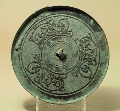 Espejo con dragones entrelazados, dinastía Zhou Oriental, período de los Estados Combatientes, 475-221 a.C. de Eastern Zhou Dynasty Chinese School