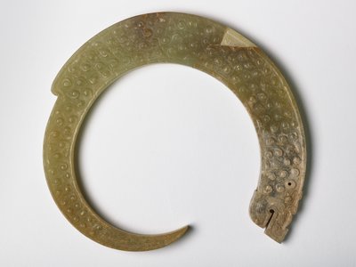 Colgante en forma de dragón enroscado de Eastern Zhou Dynasty Chinese School