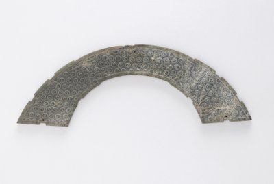 Placa delgada cortada en arco de círculo, del tipo huang, Changsha, provincia de Hunan, siglo IV-III a.C. de Eastern Zhou Dynasty Chinese School