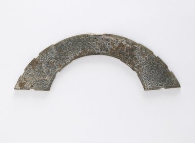 Placa delgada cortada en arco de círculo, del tipo huang, Changsha, provincia de Hunan, siglo IV-III a.C. de Eastern Zhou Dynasty Chinese School