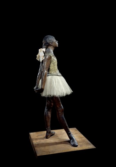 Escultura de una bailarina de 14 años vestida por Edgar Degas (1834-1917) en bronce patinado, tul y satén rosa sobre base de madera de Edgar Degas