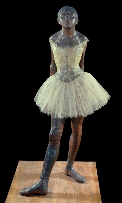 Bailarina de 14 años vestida - Escultura de Edgar Degas (1834-1917) en bronce patinado, tul y satén rosa sobre base de madera de Edgar Degas
