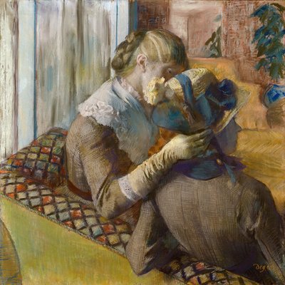En la modista. Un cliente probándose un sombrero de Edgar Degas