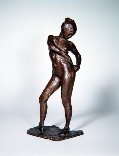 Bailarina Ajustando las Cintas de sus Medias, c.1885-90, fundido 1919 de Edgar Degas