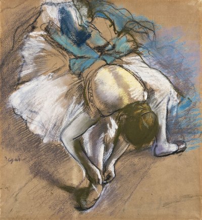 Bailarina Poniéndose los Zapatos; Danseuse Attachant Son Chausson, c.1880-1885 de Edgar Degas