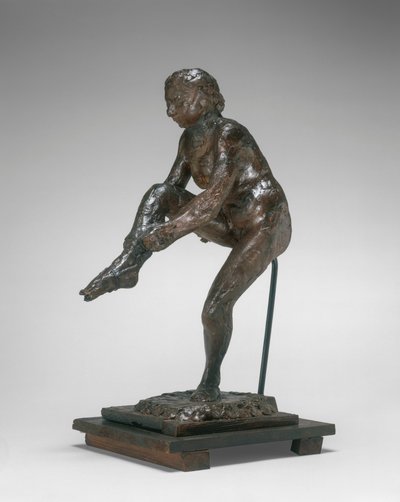 Bailarina poniéndose la media, 1890s-1911 de Edgar Degas