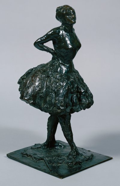 Bailarina en vestido casual, con las manos en las caderas, su pierna derecha hacia adelante, fundida c.1919-21 de Edgar Degas