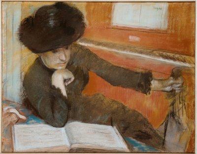 Mujer sentada frente a un piano de Edgar Degas
