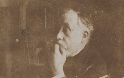 [Autorretrato en biblioteca, mano en la barbilla] de Edgar Degas