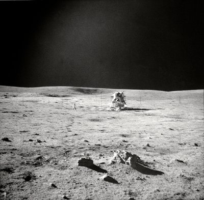 Vista de la EVA del Apolo 14, superficie lunar, 1971 de Edgar Mitchell