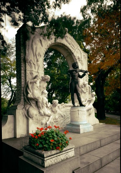 Monumento en homenaje al compositor y director de orquesta austriaco Johann Strauss II (1825-1899). Escultura de Edmund von Hellmer (1921). Viena, Stadtpark, Austria de Edmund Ritter von Hellmer